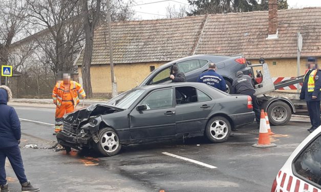 Baleset baleset hátán: két autó rohant egymásba Budapesten, eközben Pomáznál árokba csapódott egy Lexus – Fotó