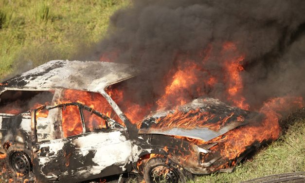 Brutális baleset a 4-es főúton, egy személyautó lángolt, hárman meghaltak