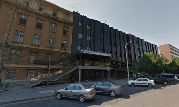 Meghalt az az 54 éves tanárnőt, akit egy ámokfutó egy sebészeti eszközzel összeszurkált a Honvéd kórház Covid osztályán