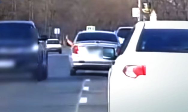 Pár hete életveszélyesen vezetett, most fegyverrel támadta meg egyik ismerősét az őrült férfi