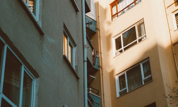 „Sajnos nem alakult jól az élete, emiatt lelki fájdalmak gyötörték” – megszólalt a kazincbarcikai társasházból kizuhant nő ikertestvére