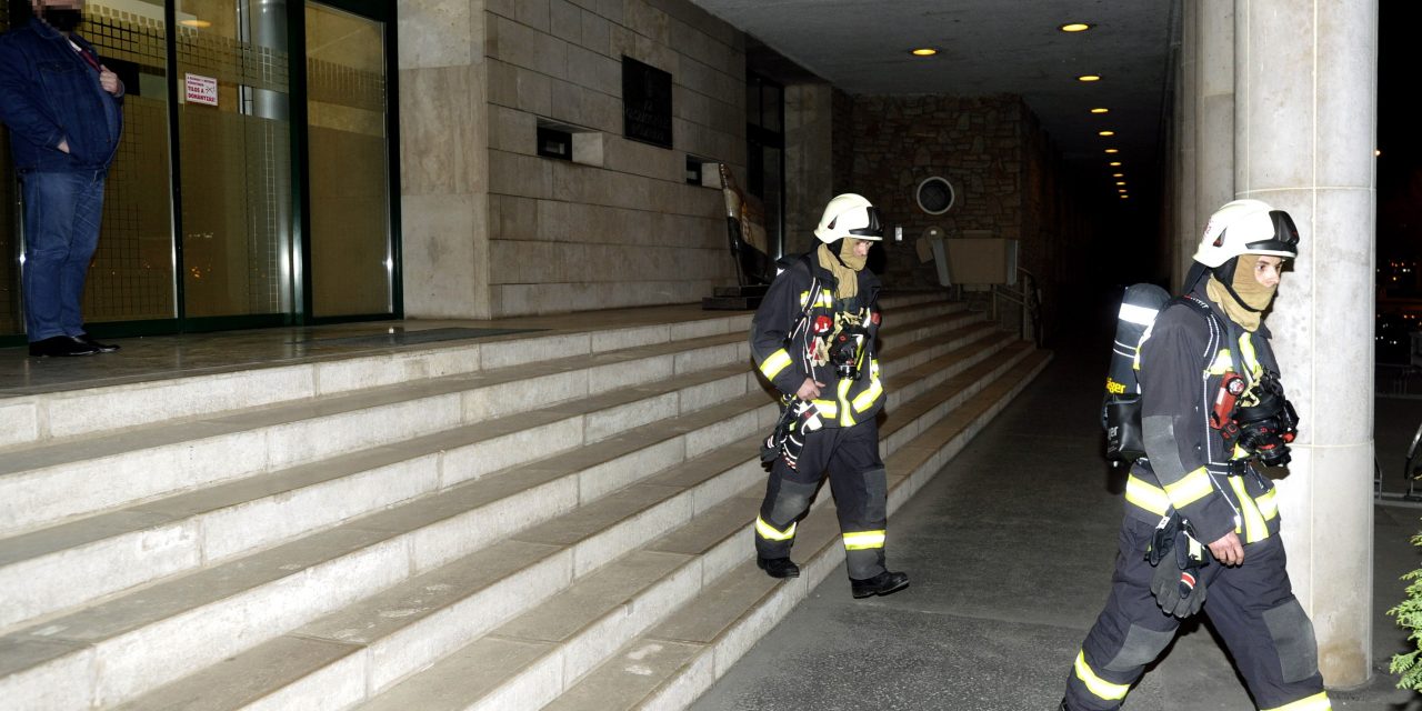 Füstgránát indult be az Országgyűlés Irodaházában, nem tudni, hogyan került oda – Most rongálás miatt folyik a nyomozás