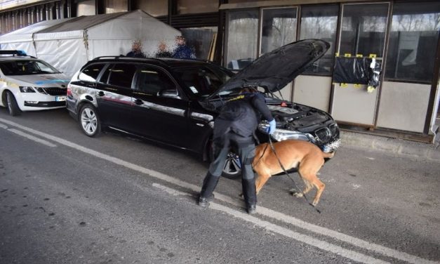 Hat kiló droggal bukott le egy győri férfi a szlovák határnál – fotók