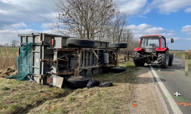 Felborult a pótkocsis traktor, erre 31 bevándorló pattant ki a széna közül – fotók