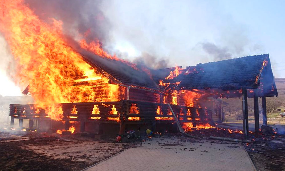 Porrá égett egy rönkház Budapest közelében, életveszélyesek a fából készült családi házak?