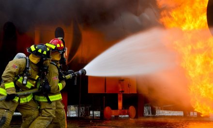 Felcsaptak a lángok szerda hajnalban Zala megyében – Hat város tűzoltóit vezényelték a helyszínre, 1200 négyzetméteren ég egy üzemcsarnok