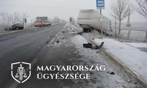 Elaludt a teherautó sofőrje: brutális frontális balesetet okozott Tatánál – fotók
