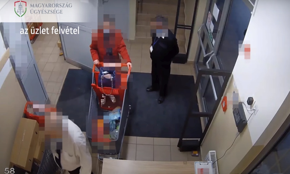 Telepakolta a táskáját: Videón, ahogy magával viszi az öt üveg whiskyt egy bolti tolvaj