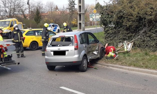 Nem állt meg a STOP táblánál a taxi sofőrje: belerohant egy idős nő autójába, a sérült sokkot kapott – fotók
