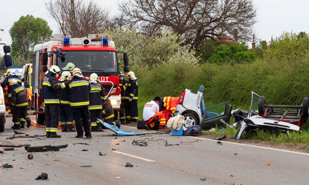 Tragédia Soltvadkertnél, szinte semmi sem maradt a busszal ütközött autóból
