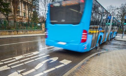Gázolás Budapesten: elütötte a bicikliző kislányt, majd a lábán is áthajtott a busz Zuglóban
