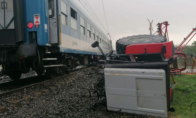 „A tragédia előtt ott ment el a házunk mellett a traktorral, intettünk egymásnak” – egy 3 éves gyermek és egy csecsemő maradt félárván, miután meghalt az a traktros, akinek járművel két vonattal ütközött