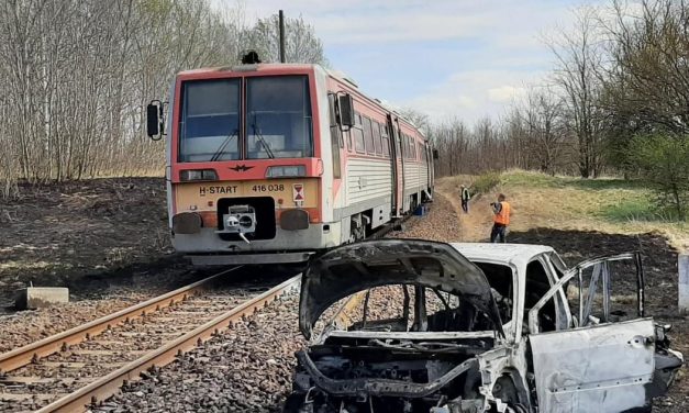 „Pont Sanyi születésnapján történt a baleset” – kómában fekszik az a férfi, akinek autója egy vonattal ütközött, majd kigyulladt a jármű