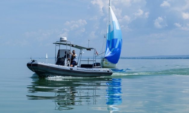 Bajba jutott horgászt mentettek ki a Balatonból, egyedül nem tudott volna a partra evezni