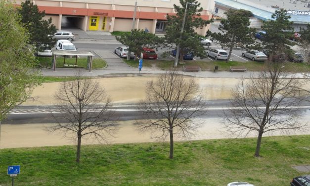 Brutális csőtörés Győrben, buzgárként ömlik a víz az útból