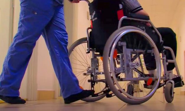 „Már annyi pénzt sem kaptam, hogy kifizessem a segítőmet” – édesanyja és nevelőapja öt hónap alatt élte fel a teljesen lebénult Tamás 164 milliós kártérítését