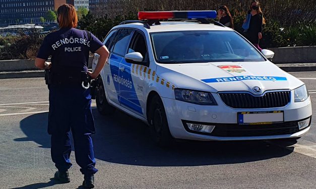 Lövöldözés Budapesten: Túszul ejtett egy taxist a börtönből kiengedett férfi, majd a száguldó autó hátsó üléséről a rendőrökre lőtt, eltalált egy járőrt