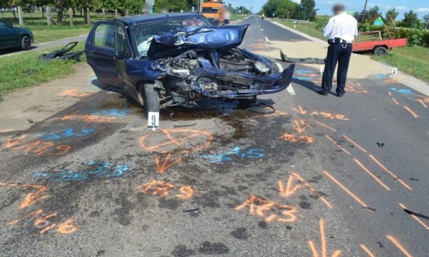 Túlterhelés miatt defektet kapott az autó: brutális sérülésekkel végződött a baleset