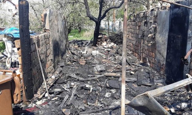 Rendőrök mentették meg az idős nőt, akinek egy berobbanó gázpalack miatt gyulladt fel a háza