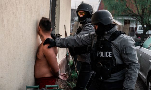 Rajtaütés a kegyetlen stricin! Elfogták a nőkkel állatként bánó családi bűnbanda minden tagját