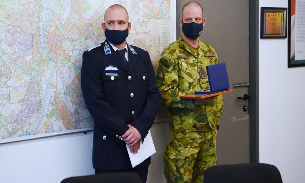 Kitüntették a hős rendőröket, akik egy 15 éves fiú életét mentették meg Budapest belvárosában