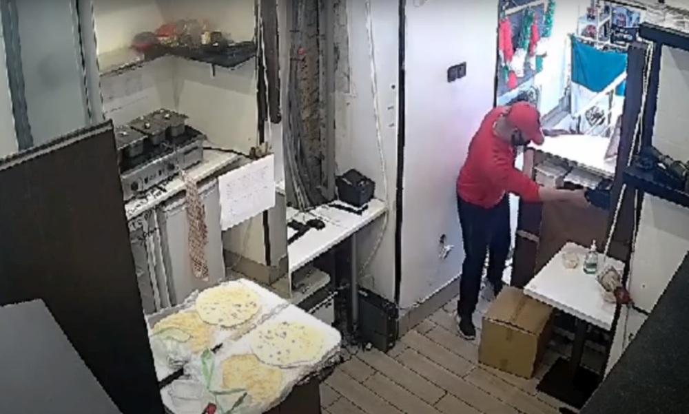 Besétált az étterembe, de étel helyett a tabletet vitte magával a tolvaj: őt keresik a rendőrök