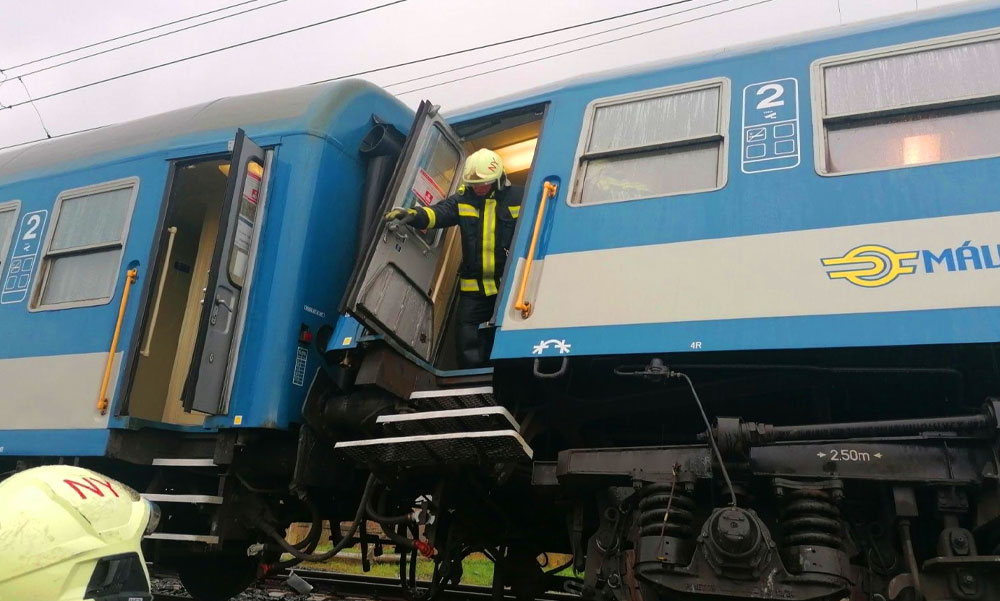 Összeütközött két vonat Balatonfüreden: vádat emeltek a mozdonyvezetők ellen