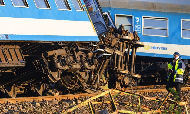 Súlyos vasúti baleset: két vonattal ütközött egy traktor, egy ember meghalt, nagyon sok a sérült, a MÁV-vezére is kiment a helyszínre és elcsodálkozott