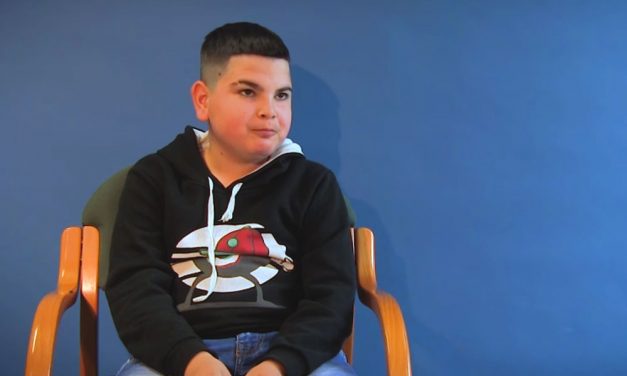 „Köszönöm a rendőr néniknek és bácsiknak” – meglátogatták megmentői azt a 12 éves Balázskát, akinek nagyszülei szörnyethaltak egy tűzesetben, őt meg tudták menteni