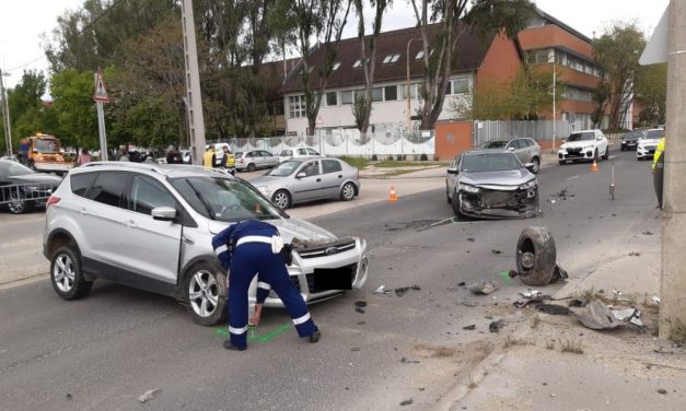 Háromtagú család autója csapódott neki egy villanyoszlopnak a Budafoki úton