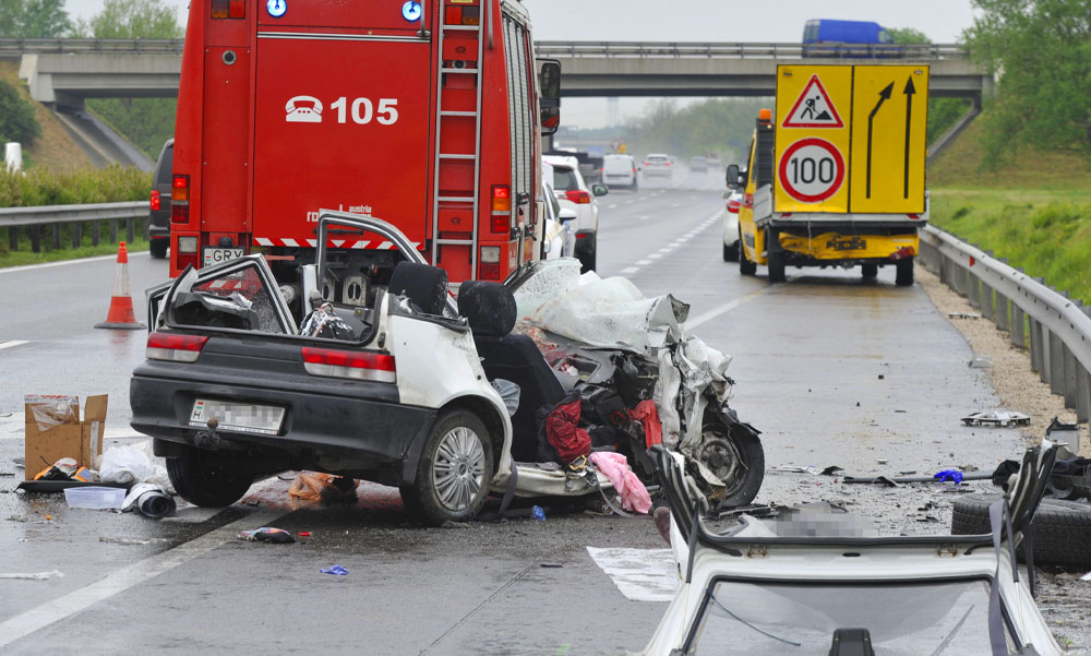 Halálos baleset az M5-ösön: közutas autóba csapódott egy jármű, egy ember meghalt, hárman megsérültek