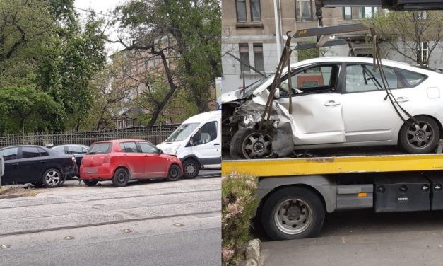 Felhajtott a járdaszigetre egy autós Budapesten – Az autót vezető idős hölgy elvesztette az eszméletét – Nem ez volt az egyetlen baleset rövid időn belül