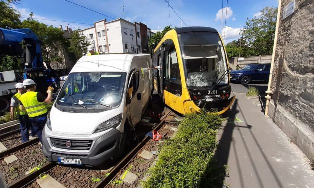 Kisiklott a villamos: furgon hajtott bele a 3-as villamosba Budapesten, a Horog utcában – fotók
