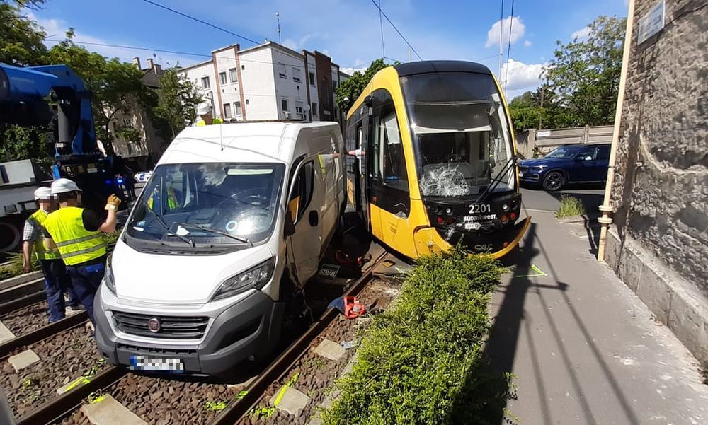 Kisiklott a villamos: furgon hajtott bele a 3-as villamosba Budapesten, a Horog utcában – fotók
