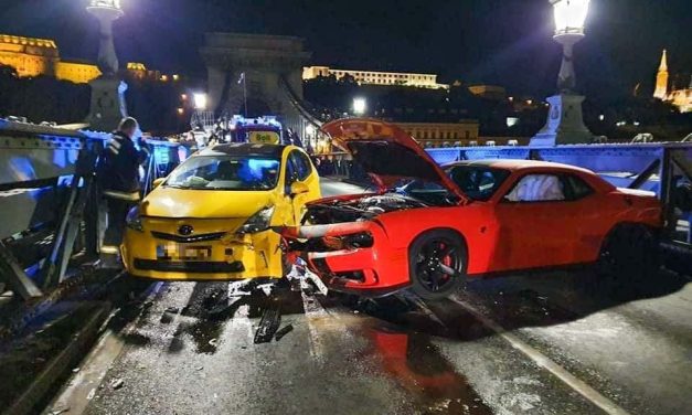 Taxival és egy másik autóval is ütközött egy Dodge ma éjjel a Lánchídon