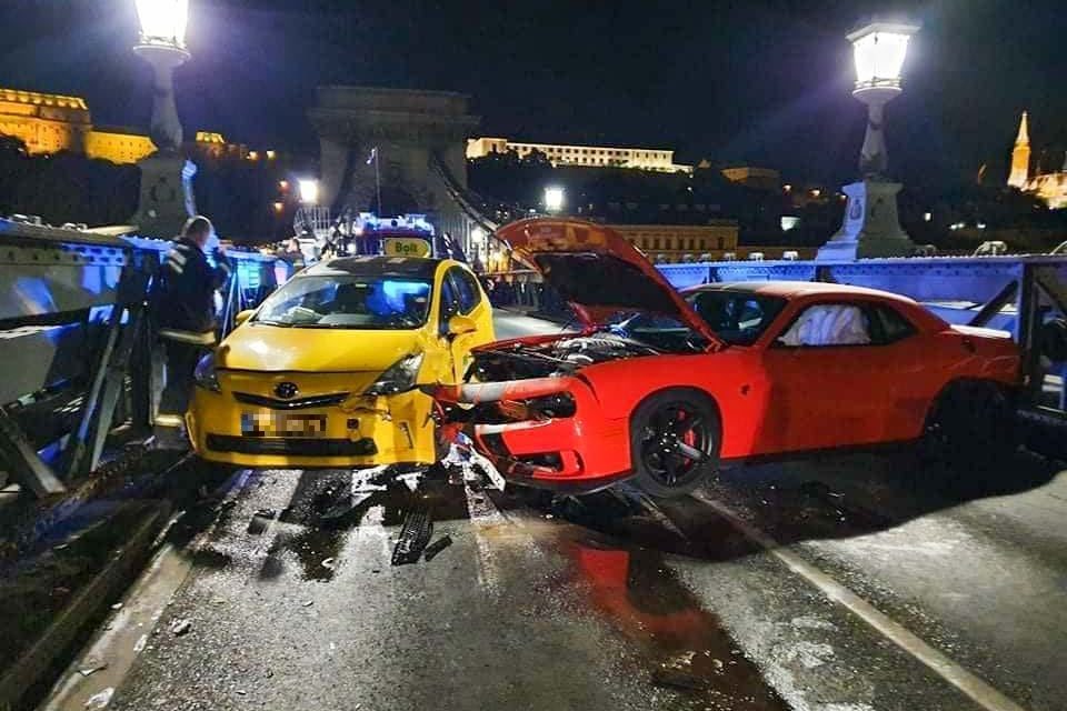 Taxival és egy másik autóval is ütközött egy Dodge ma éjjel a Lánchídon