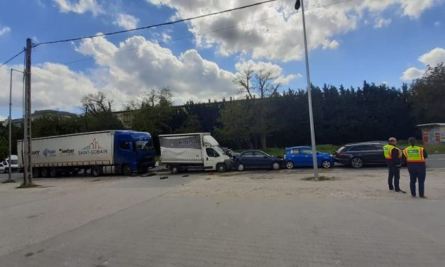 Tömegkarambol történt a Bécsi úton: öt autó ütközött össze egy szerencsétlen fékezés miatt