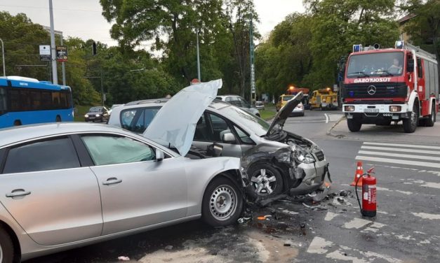 Áthajtott a piroson és a Városmajor utcánál belerongyolt egy Audiba egy középkorú férfi – fotók
