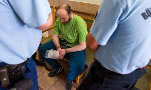„Megvágta a karomat, én pedig megkérdeztem tőle, kisfiam mit csinálsz?” – megszólalt a kulcsi családírtó édesanyja, Manyi néni soha többé nem akarja látni fiát