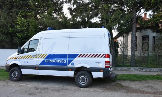 Betörtek Kásler Miklós házába, a betörők az ablakon jutottak be az ingatlanba