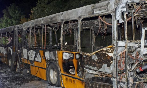 „Akkor játszódott le bennem, mi van akkor, ha nem tud kijönni, és benn hal meg” – rémülten menekültek az utasok az Érdnél kigyulladt buszból