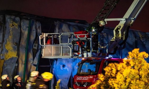 50 tűzoltó próbálta oltani a lángoló kiskőrösi palackozó gyárat