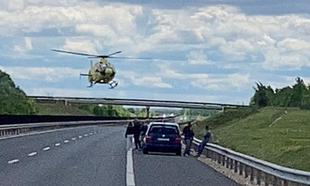 Két autó ütközött egymásnak az M6-oson: az autópályát teljesen lezárták, a helyszínre mentőhelikopter is érkezett