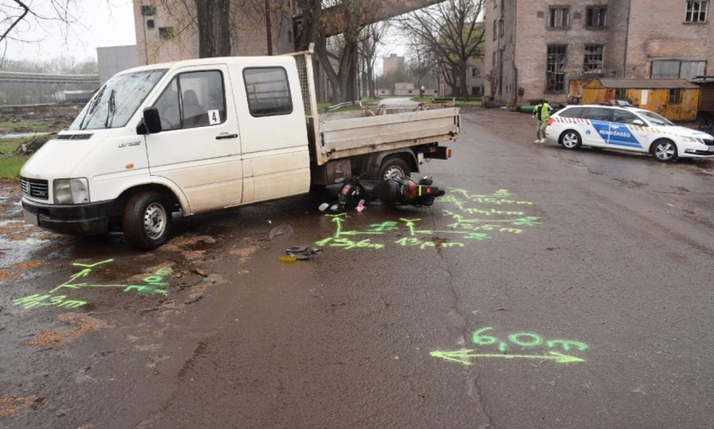 Horrorbaleset Dunaújvárosban: egy motoros befordult a teherautó alá