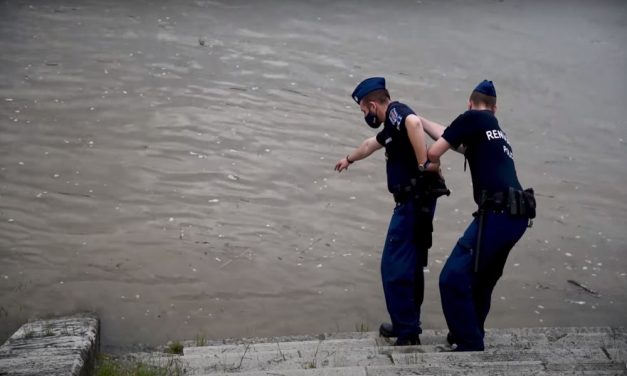 Megjutalmazták a budapesti rendőröket, akik egymásba kapaszkodva húztak ki egy nőt a Dunából – videó