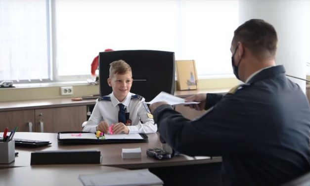 Rendőrökkel ünnepelték a gyereknapot a kicsik, akik vezetőként is kipróbálhatták magukat – videó