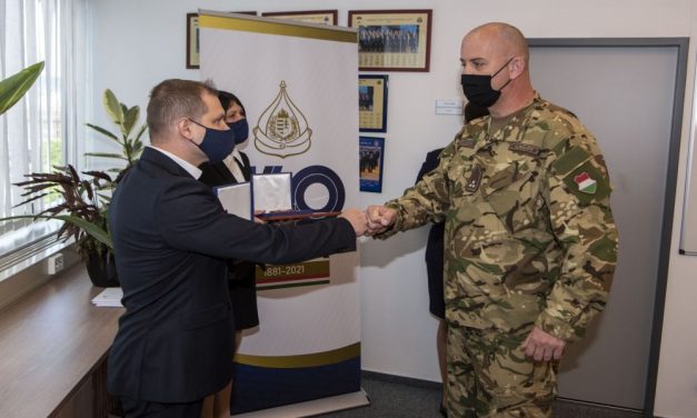 Karjukban hozták ki az időseket egy égő 15. kerületi házból a hős rendőrök és katonák, most elismerésben részesültek – videó