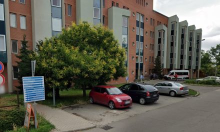 Meghalt egy fiatalember a szolnoki kórházba, a nagy létszámú gyászoló rokon miatt rendőröket vezényeltek a helyszínre