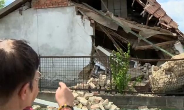 „Láttuk, ahogy beomlik minden, én meg ott álltam, és nem tudtam megmozdulni” – reggeli közben dőlt össze a házuk, a család élete pillanatokon múlott