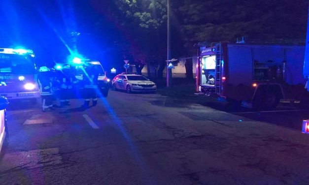 „Itt vagyok, jól vagyok, jött a sátán értem” – magára zárta az égő lakása ajtaját egy 63 éves váci férfi